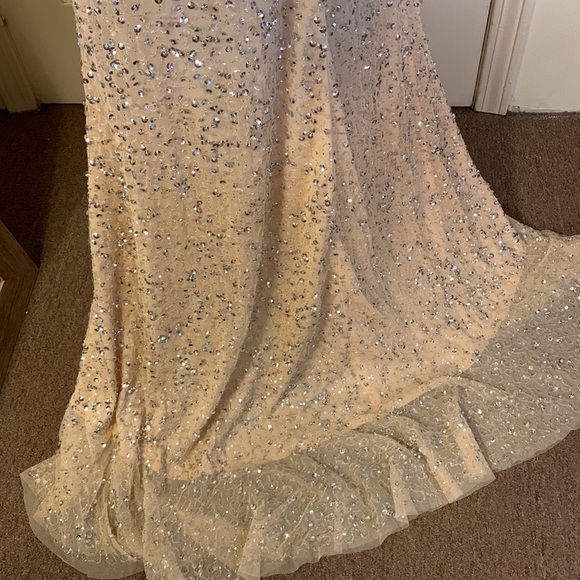 MAC DUGGAL
Embellished Ruffled Faux Wrap Sleeveless Gown - Picture 14 of 16